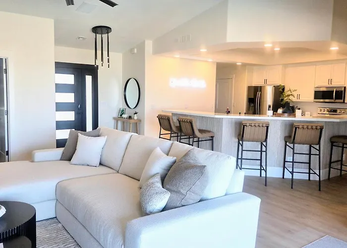 Stunning Havasu Retreat With Panoramic Views And Comforts Sleeps 10 Newly Remodeled Holiday home